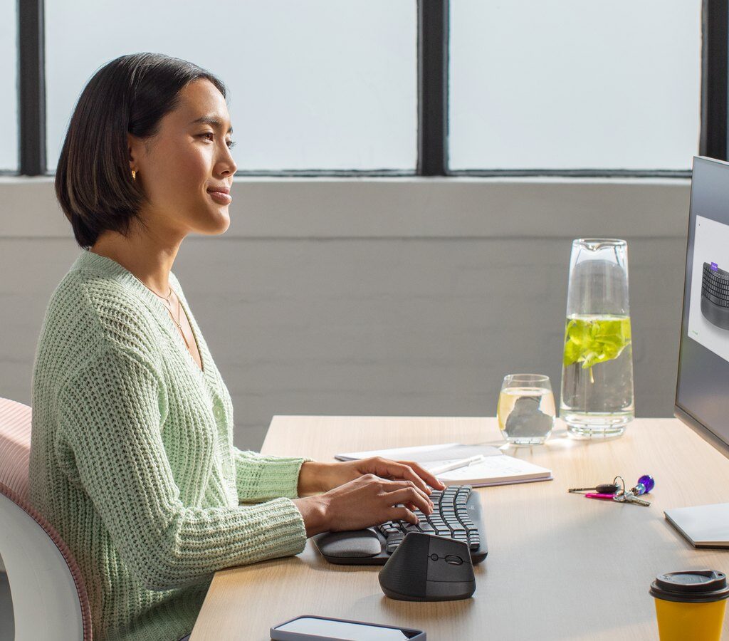 Logitech Wave Keys Graphite — Context